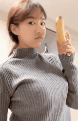 大王GIF动图：拍个照拿个香蕉干嘛呢!w2.jpg