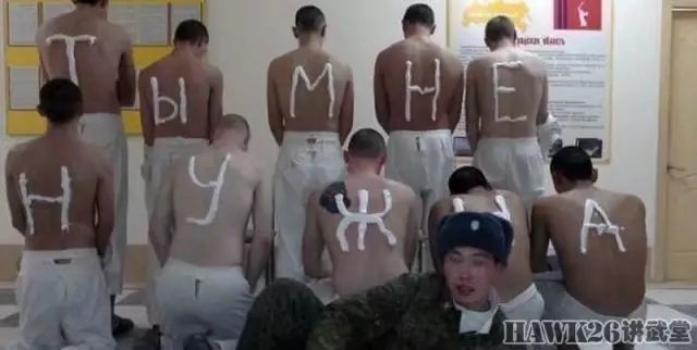 俄军士兵拍摄搞笑照片 体罚也可以这样欢乐w2.jpg