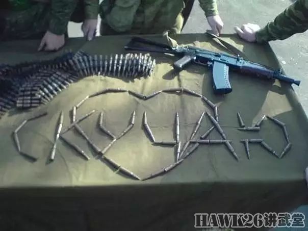 俄军士兵拍摄搞笑照片 体罚也可以这样欢乐w3.jpg
