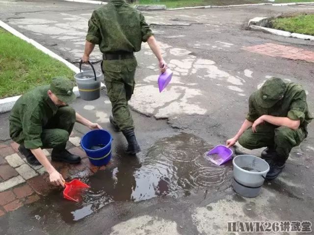 俄军士兵拍摄搞笑照片 体罚也可以这样欢乐w4.jpg