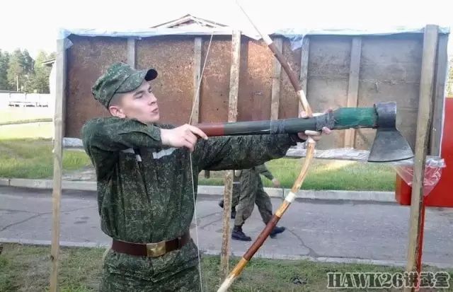 俄军士兵拍摄搞笑照片 体罚也可以这样欢乐w10.jpg