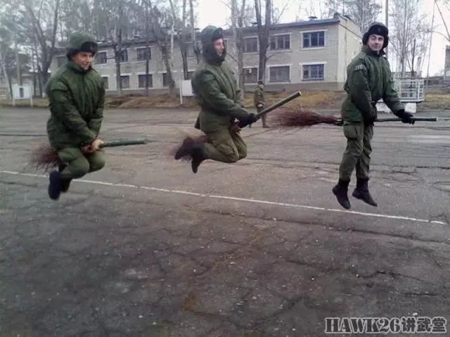 俄军士兵拍摄搞笑照片 体罚也可以这样欢乐w11.jpg