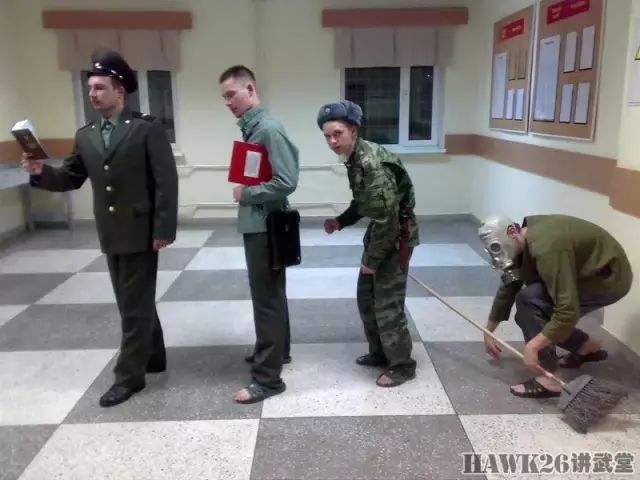 俄军士兵拍摄搞笑照片 体罚也可以这样欢乐w12.jpg