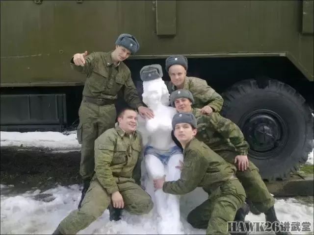 俄军士兵拍摄搞笑照片 体罚也可以这样欢乐w6.jpg