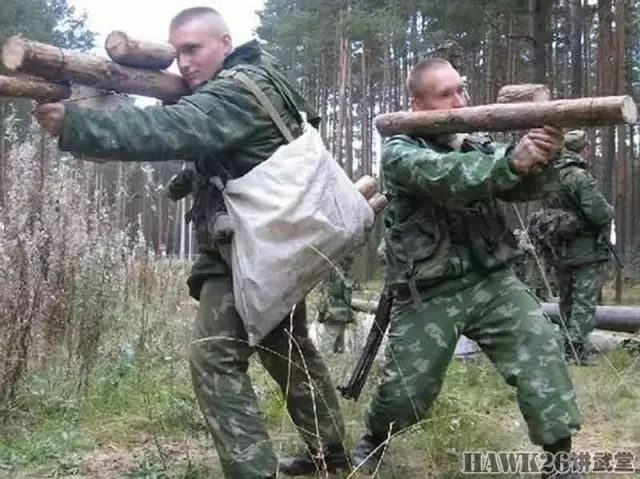 俄军士兵拍摄搞笑照片 体罚也可以这样欢乐w7.jpg