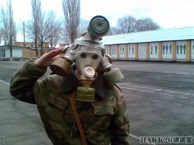 俄军士兵拍摄搞笑照片 体罚也可以这样欢乐w9.jpg