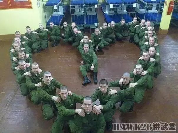 俄军士兵拍摄搞笑照片 体罚也可以这样欢乐w16.jpg