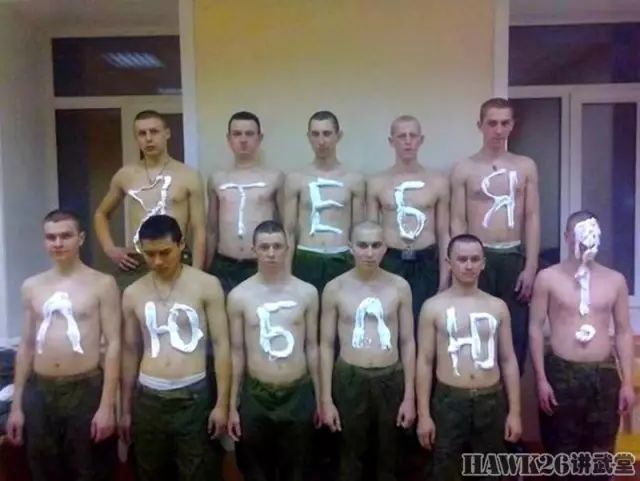 俄军士兵拍摄搞笑照片 体罚也可以这样欢乐w19.jpg
